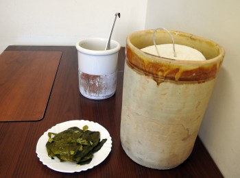 Figura 1 - Il tradizionale 'stangatu' con il quale sono preparati i peperoni sotto pressa di Melissano (LE).
