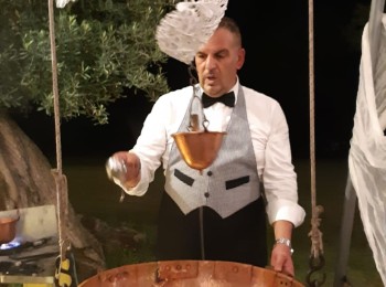 Figura 4 - Gianni Tardio durante la preparazione della 'mandorla riccia di Francavilla Fontana". Fonte: Tardio.