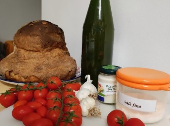 Foto 1 - Ingredienti per la preparazione della bruschetta con i pomodori appesi.