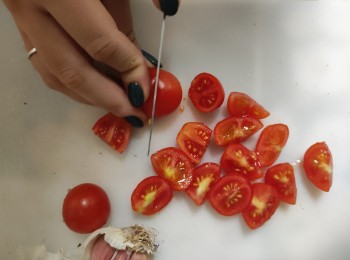 Foto 5 - Preparazione della bruschetta con i pomodori appesi.