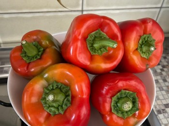 Foto 1 - Preparazione dei peperoni ripieni.
