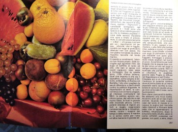 Figura 1 – Foto “Fantasia di frutta della terra pugliese” con carosello di Polignano. Fonte: AA. VV. (1990). 