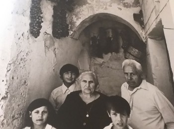 Figura 2 – Foto di una famiglia contadina di Gravina. Fonte: Merisio (1977).