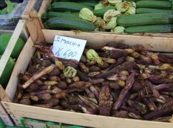 Figura  1 – Succiamele delle fave (‘sporchia’) in vendita in un mercato locale al prezzo di 6 euro/kg.