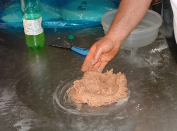 Figura 2 - Preparazione dei dolci di pasta di mandorle, fase di impastatura.