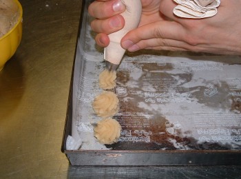 Figura 3 - Preparazione dei dolci di pasta di mandorle, formatura dei dolcetti.