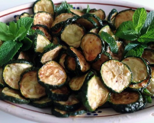 Il sapore del sole d’estate. Come si preparano le ‘zucchine alla poverella’?